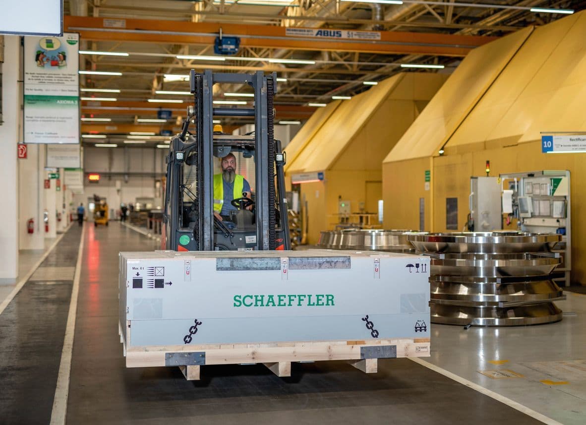 GPS-based tracking in warehouse logistics - Schaeffler expands Smart-Box system